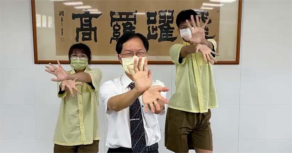 快新聞／羅東高中校長受訪學生背後跳「開花舞」　3人合體跳舞畫面曝光