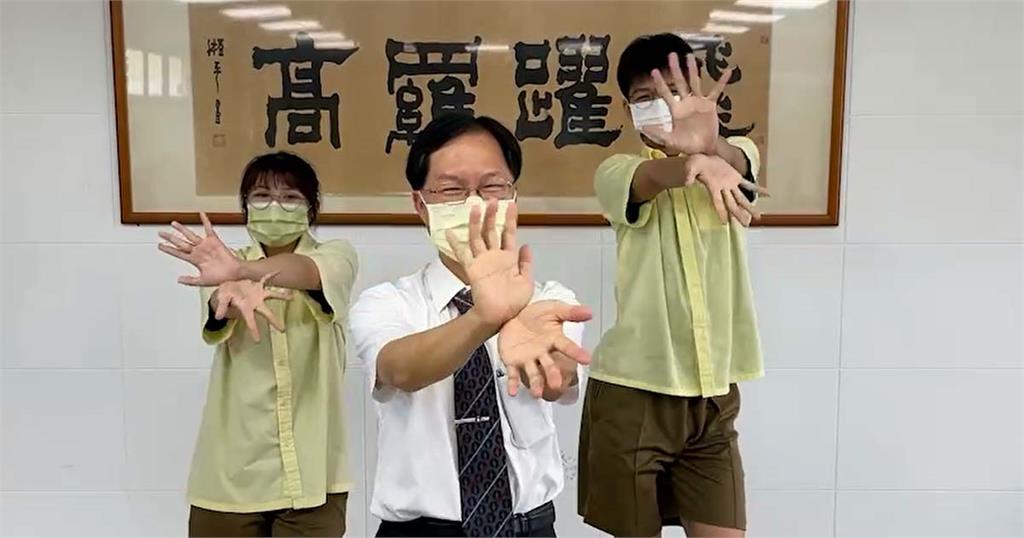 快新聞/羅東高中校長受訪學生背後跳「開花舞」 3人合體跳舞畫面曝光