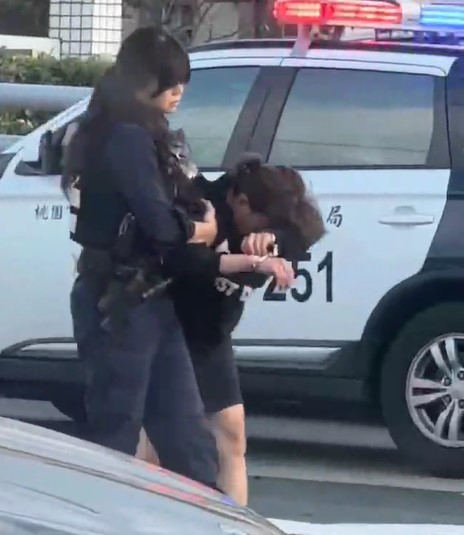 女毒蟲攔查不停衝撞員警　警開槍擊中輪胎破窗逮人