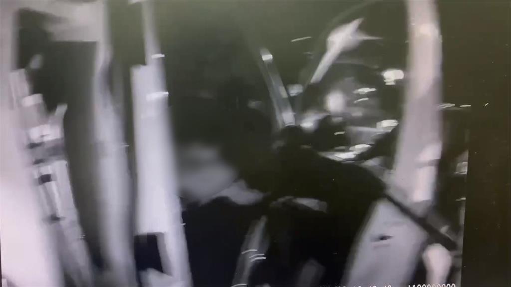 心情不好?持刀搶救護車 醉漢飆上國道自撞護欄被逮