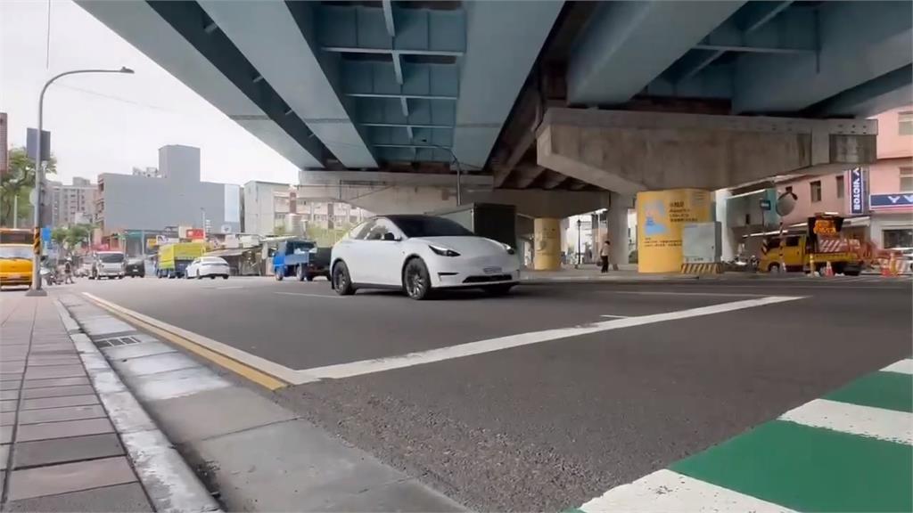過不去的關卡!國小童「舉手過馬路」11車視而不見