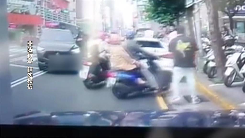 基隆市府前連環撞！　駕駛被拖下車神情恍惚　再搜出喪屍煙彈