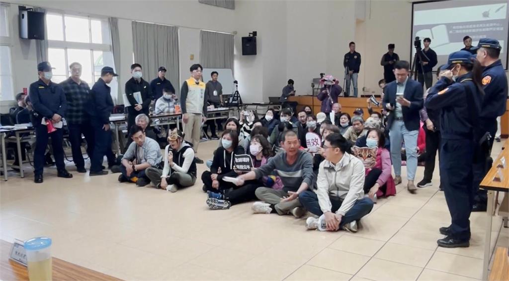 南投名間焚化爐環評百人抗議爆衝突　居民怒喊：會議無效