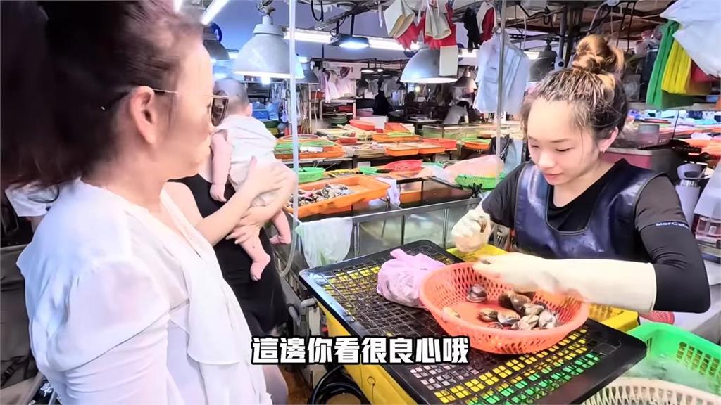 家鄉買商品被偷斤減兩!中國媽在台初次買海鮮 見台攤商1動作讚:實在
