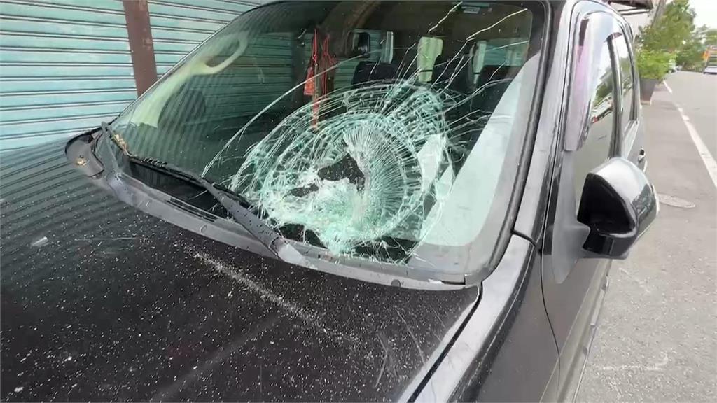 「卡努」發威狂風襲擊　宜蘭交通號誌折斷、路樹倒砸車