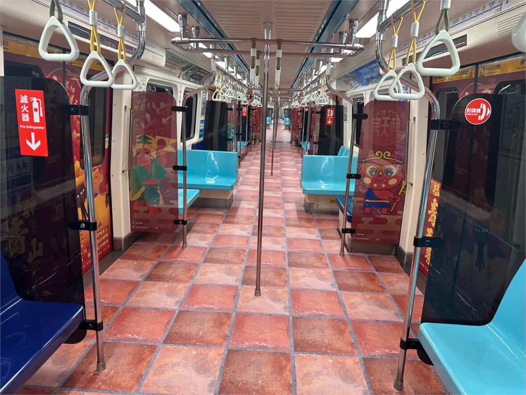 艋舺青山宮170週年主題列車上線！捷運板南線掀信仰系宣傳熱潮