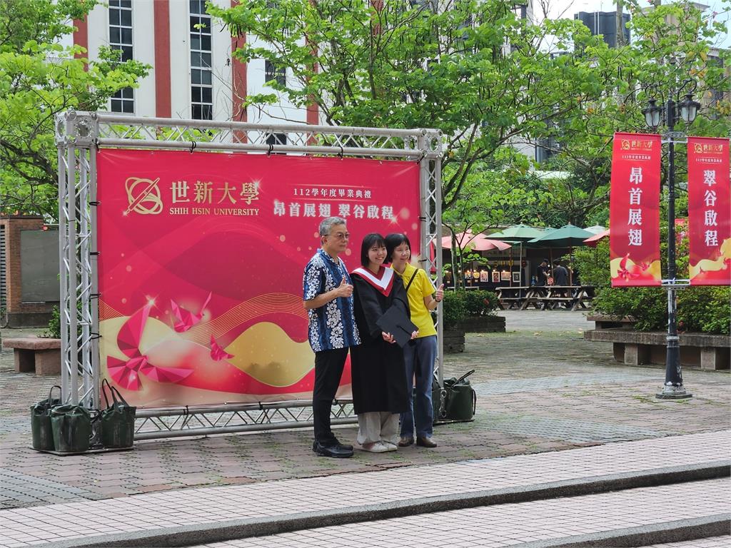 人生四格照打卡慶畢業! 世新大學5場次畢典週末溫馨登場