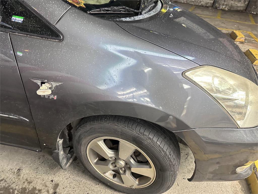 國道「胎皮血滴子」散落四處　１６車慘遭波及整排停路肩等救援