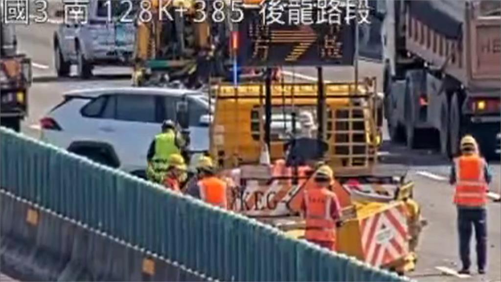 台中轎車撞上分隔島「燈桿斷裂」　苗栗轎車「開輔助駕駛」國道撞上緩撞車