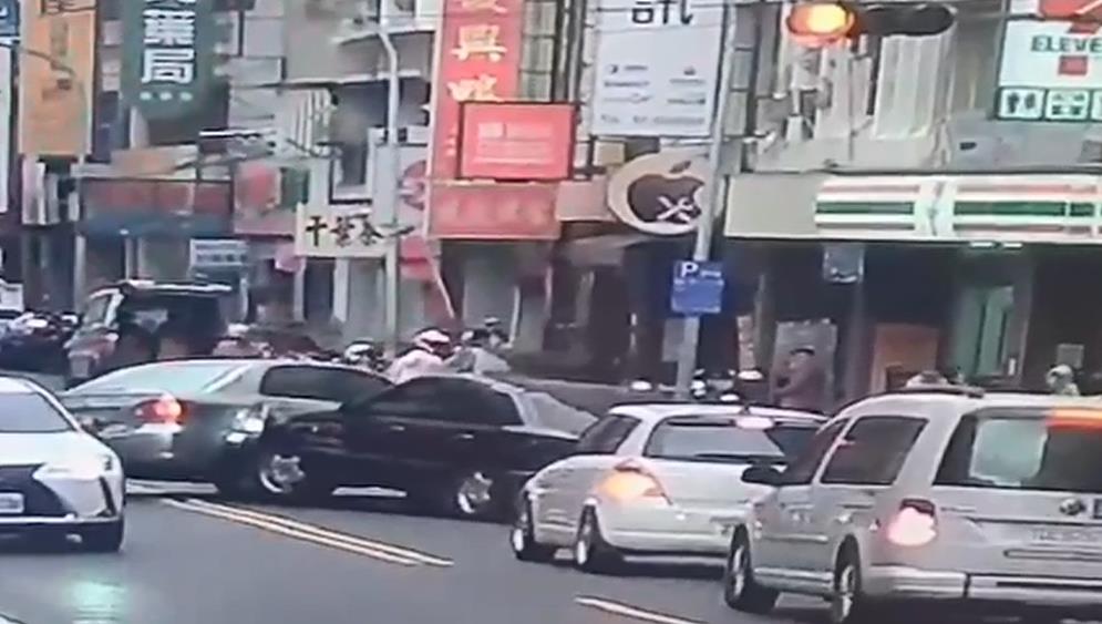快新聞/連撞24台機車再撞1汽車 肇事婦人疑身體不適昏迷送醫