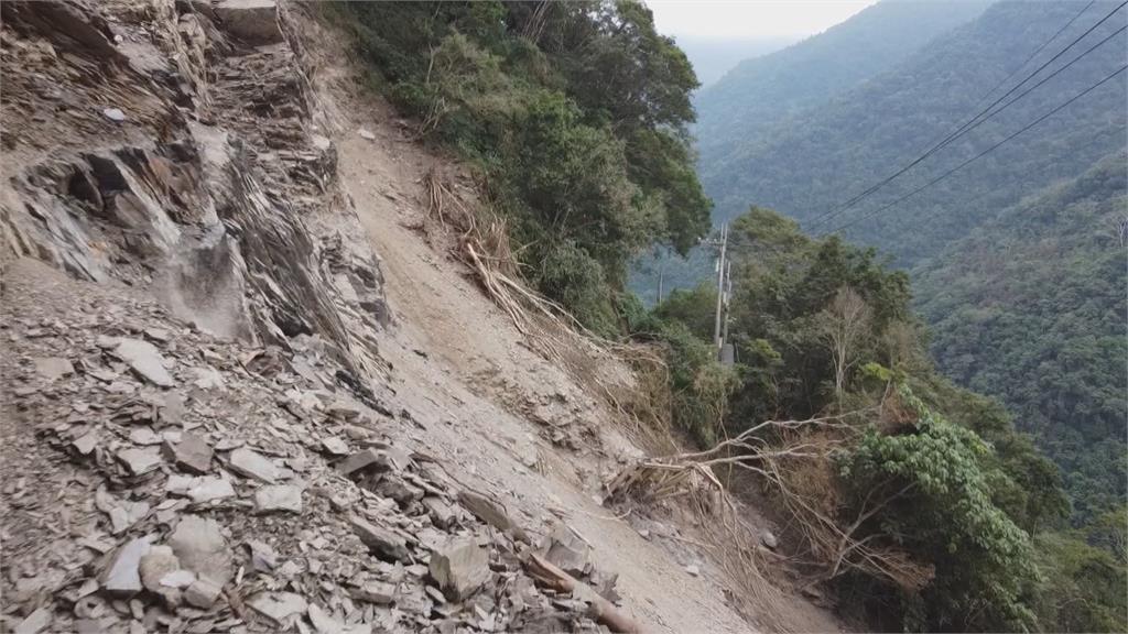武界林道崩塌　員警冒險營救11名登山客