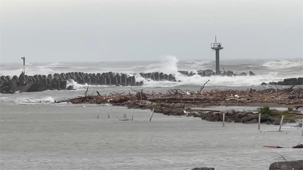 颱風天相約釣魚　釣客遭強風吹落海中下落不明