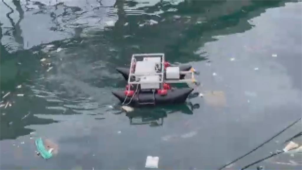 全國首台！　「海上清潔機器人」能清除油污、垃圾