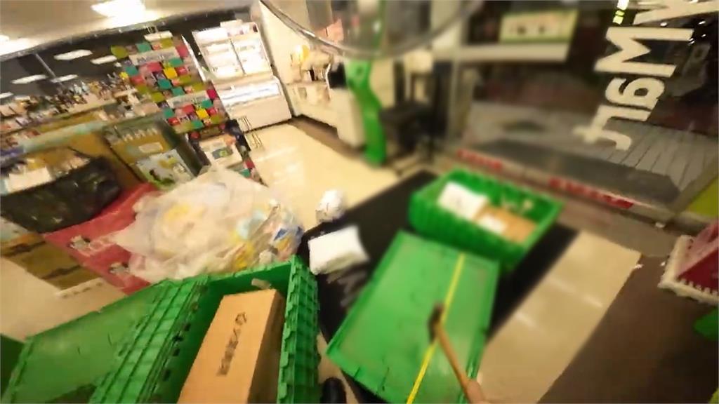 不滿等太久？桃園男怒揮榔頭追店員　闖櫃檯自己刷條碼