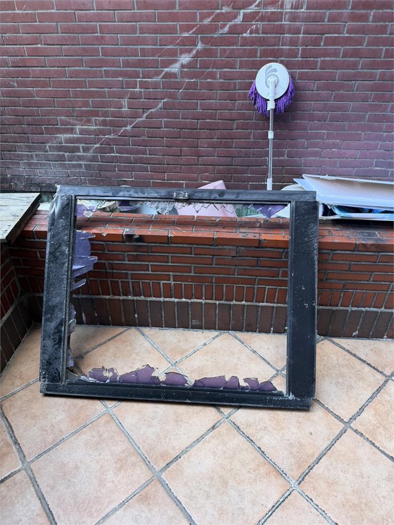 快新聞/北市窗戶「從天而降」路人險遭砸 畫面曝光