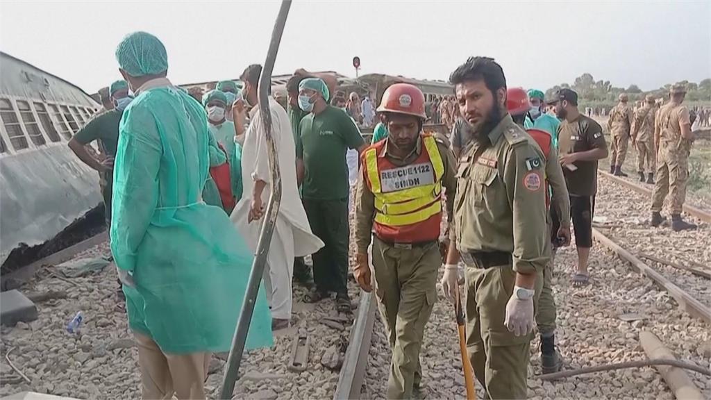 至少30死100傷！　巴基斯坦火車出軌翻覆　傷患從車廂掙扎爬出