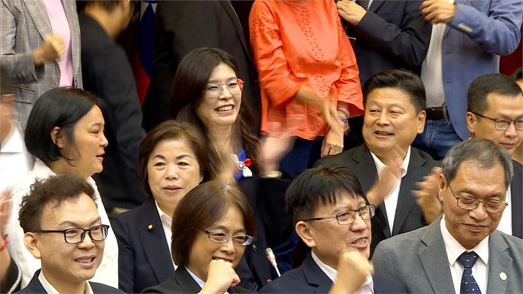 鄭麗文曾被批"政治履歷蒼白" 與黃健豪一"抱"泯恩仇