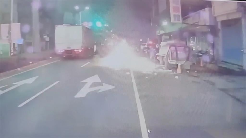 機車掛滿回收物著火！　整台車「燒成火球」騎士驚逃