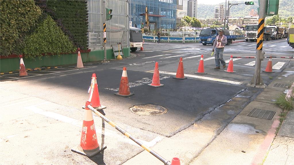 台北南港路面現2公尺天坑　連夜回填！重型車輛經過又凹陷