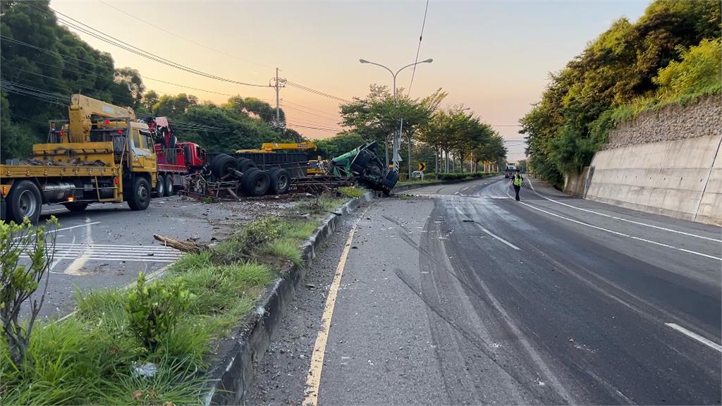 台1線苗栗西湖段曳引車自撞翻車　駕駛疑恍神釀禍