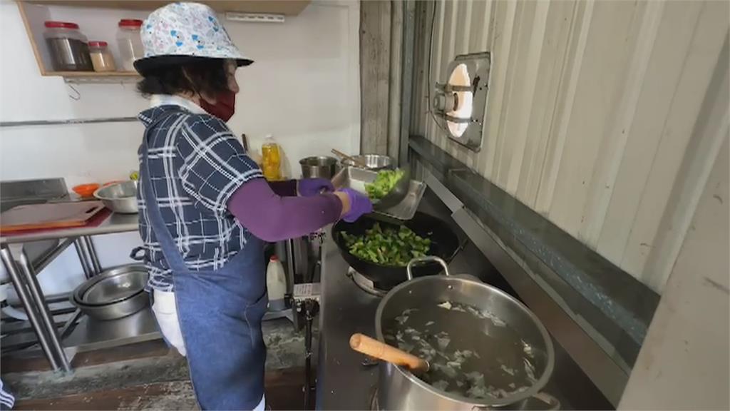 丈夫兒子相繼去世 老闆開素食吃到飽助弱勢