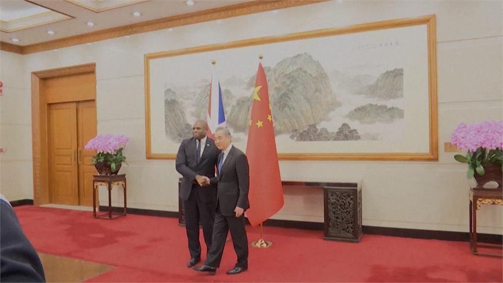 政黨輪替後對中國態度稍軟化　英外相拉米抵達中國展開訪問
