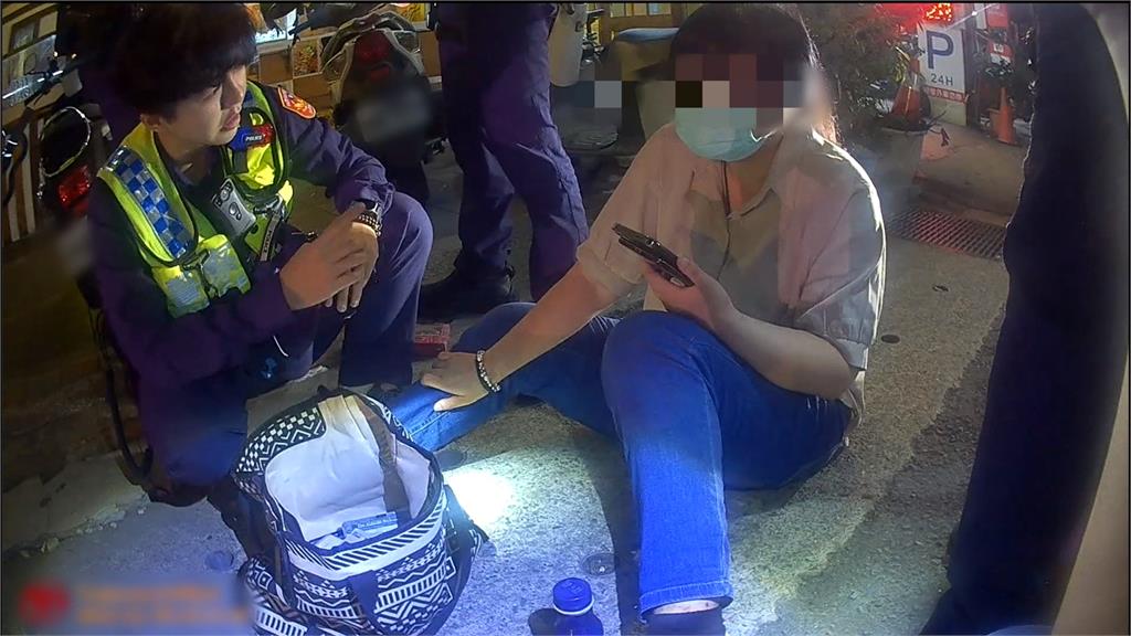 把超商當家? 女子行竊超商遭店員攔下 大馬路拉扯追逐 場面驚險