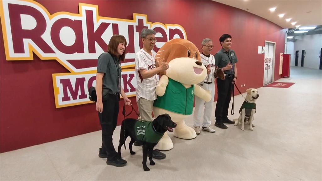 檢疫犬「Penny、Muscle」開球 宣導勿帶違禁品入境