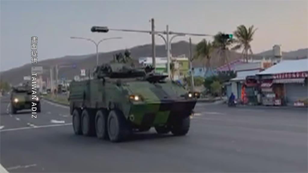 上百軍用車機動行軍 雲豹裝甲車高雄街頭亮相