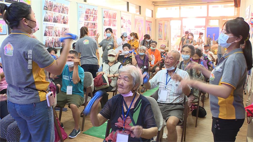 行政院研擬「第六類」65歲以上長者 全額補助保費最快2025年上路