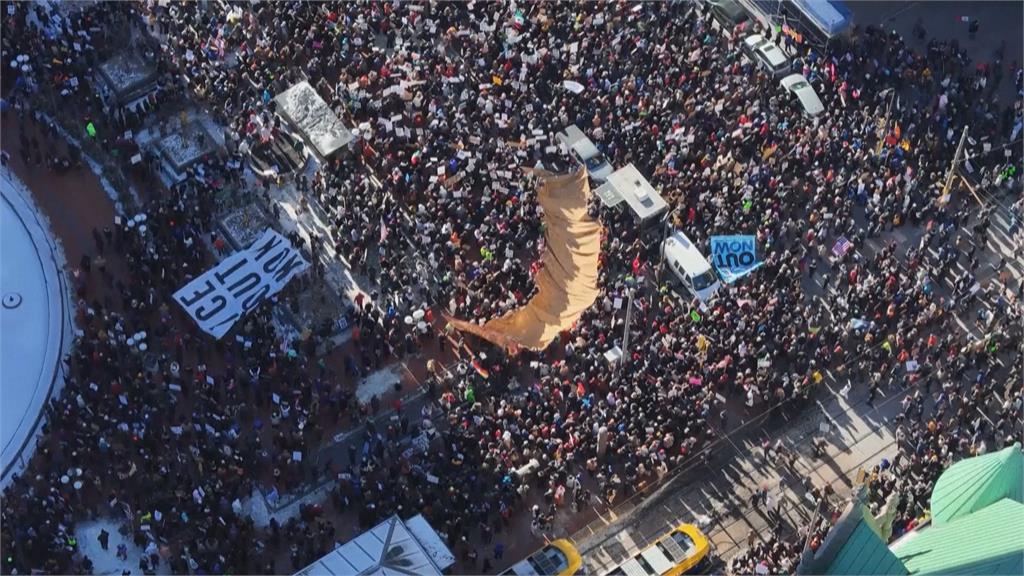 葛萊美典禮變反ICE盛會　壞痞兔大喊滾出去、主持人「隔空罵川普」