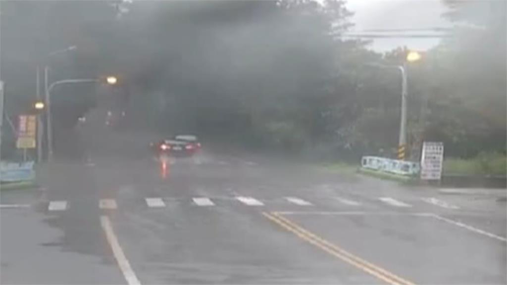 疑天雨路滑!彰化轎車超車自撞翻覆 駕駛身亡、副駕乘客手腳擦傷