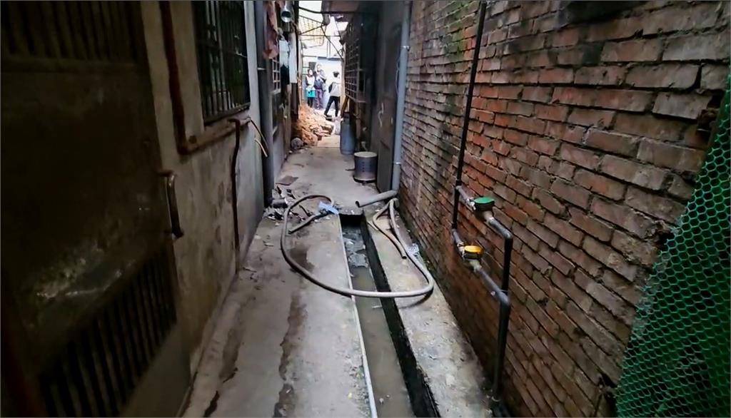 基市府拆違建蓋污水下水道爆衝突!住戶拉布條抗議