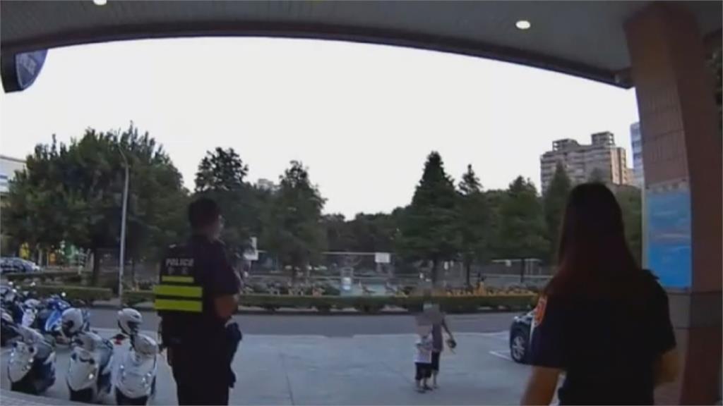 阿嬤不見了! 孫散步找嘸阿嬤急哭 祖孫派出所團圓