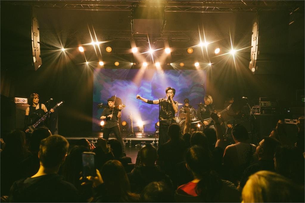 搖滾樂團「猛男裸身開唱」竟是林昶佐！脫掉西裝「巨肌猛獸出柙」炸裂芬蘭