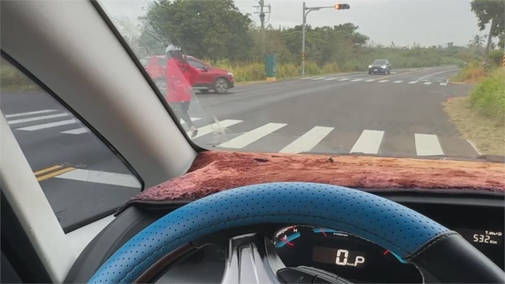 罐頭散落路中!女子趁紅燈撿拾遭撞倒 肇事駕駛假意送醫、下一秒開車逃