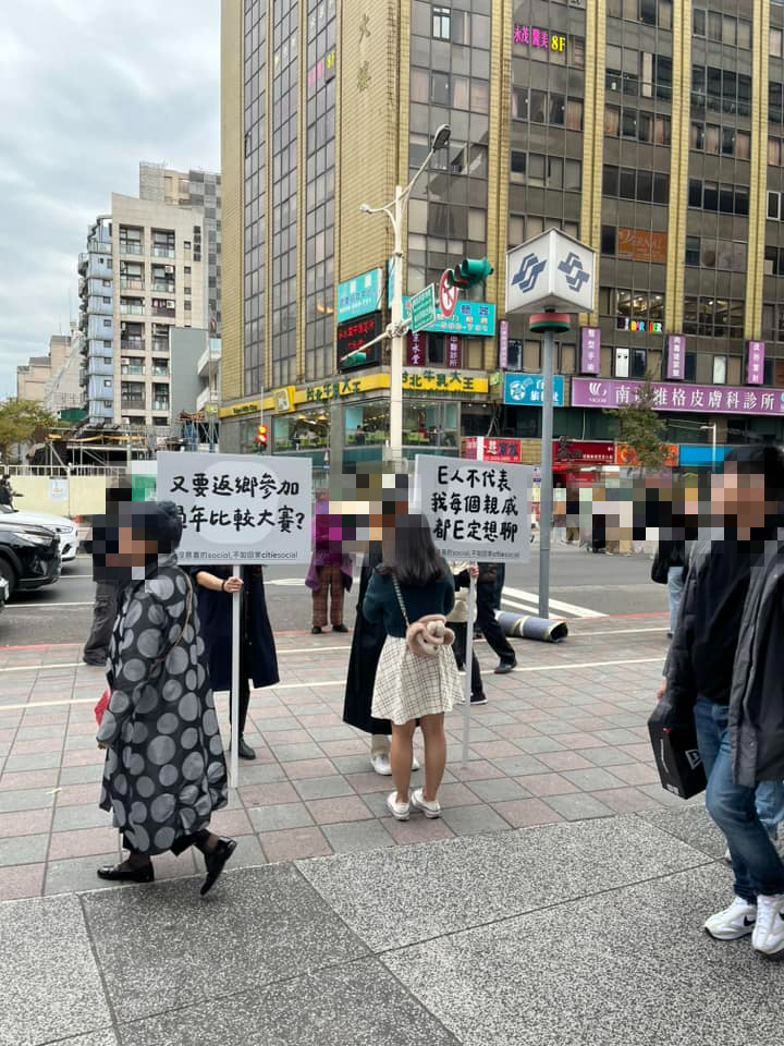 長髮正妹捷運站高舉「2句話」!牌上「14字」狂吸1萬人大讚:超有感