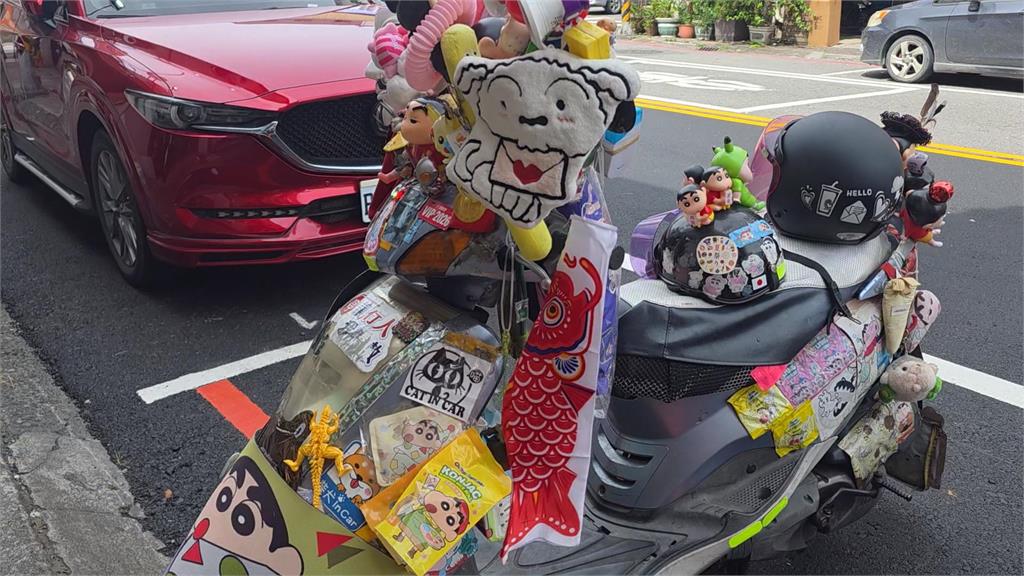 脫單啦！男改裝機車成「超浮誇花車」　載嬌妻兜風昭告天下