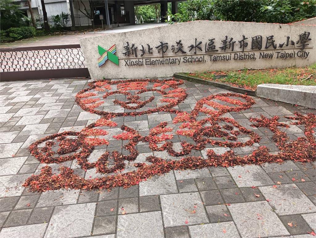掃把當畫筆! 國小警衛「鳳凰花排畫」一票人讚:被耽誤的藝術家