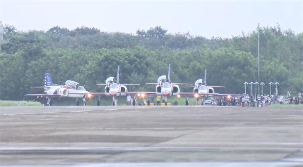 嘉義空軍水上基地「對外展演」　今年僅此一場！F-16V不畏風雨炫技