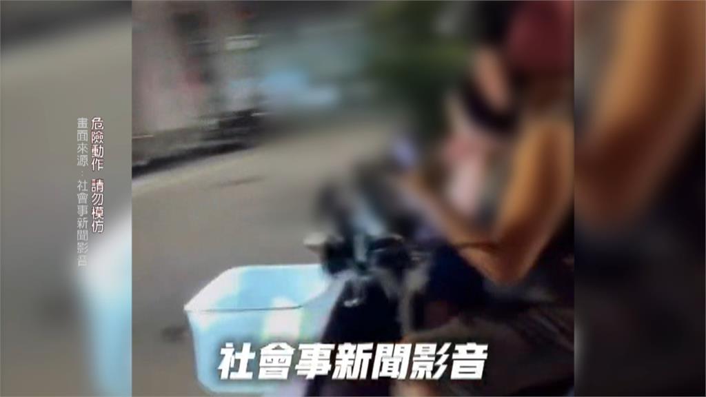 誇張！台中女騎車「右手抱孩、左手滑手機」　警方依法開罰