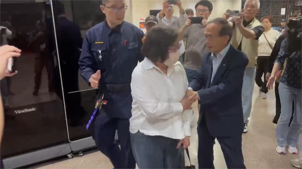 涉「死亡連署」遭約談聲押 黃呂錦茹高喊冤枉