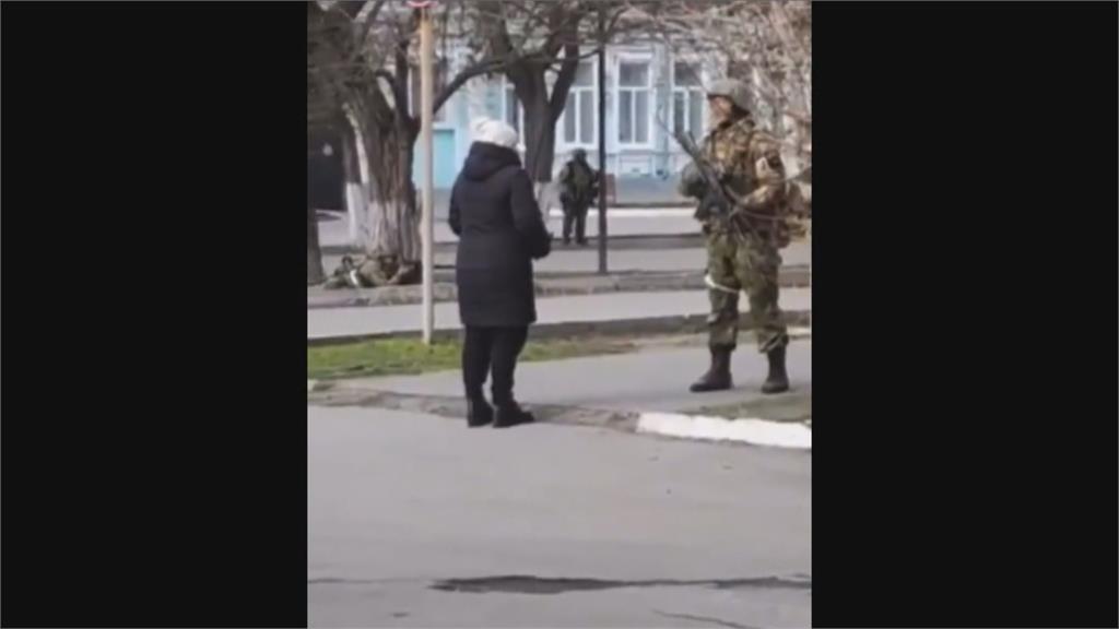 捍衛家園！前烏克蘭總統扛突擊步槍上街頭　女議員：準備開槍回擊