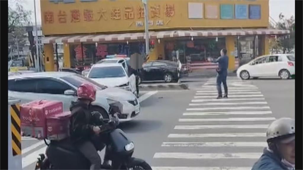 台南警匪追逐！女嫌衝撞2車想逃　警二度出腳踹人！執法過當？