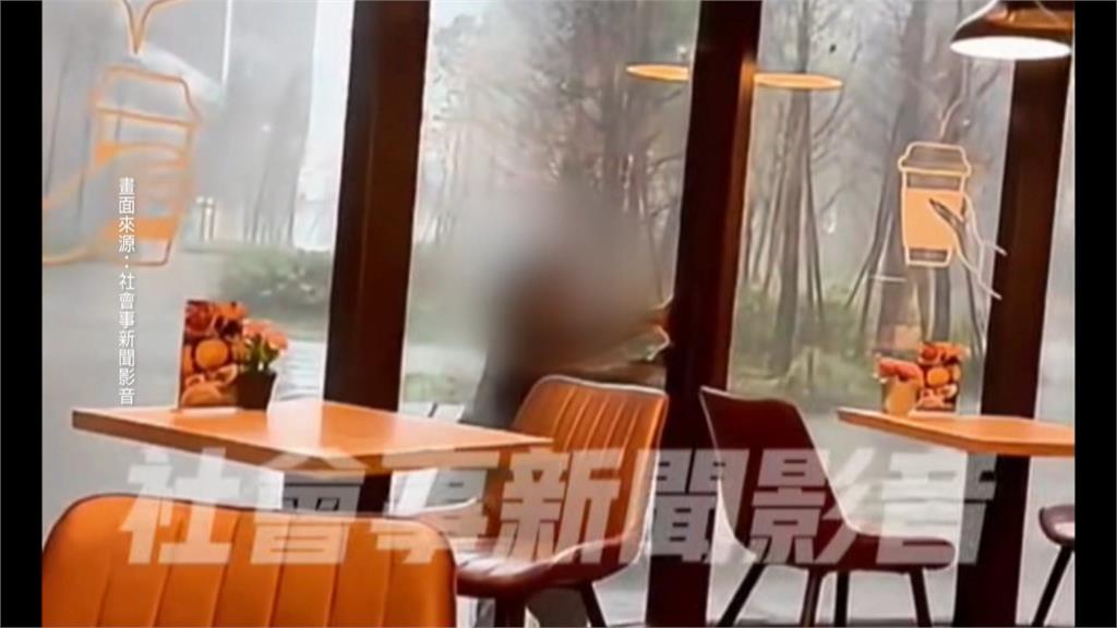 狂風暴雨！婦人險被強風吹走　騎士紅燈秒數倒數急穿雨衣