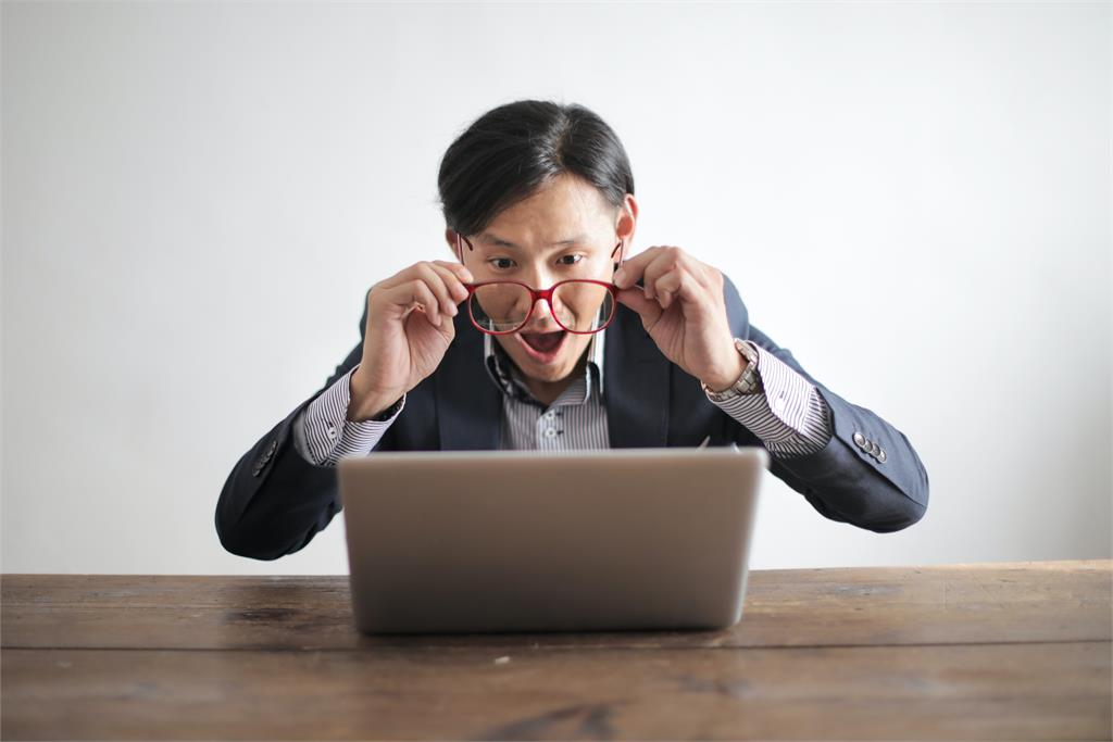 不只「笑死」被嫌過時!他講「這3字」秒遭年輕同事嗆老人:明明就很潮