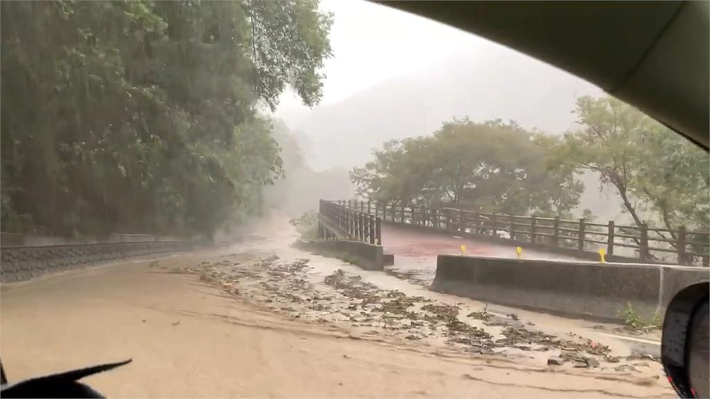 風城市區號誌燈桿斷 尖石鄉土石流...「族人之橋」秀巒大橋封閉