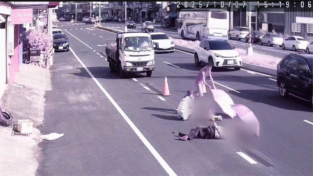 七旬夫妻遭小貨車撞倒! 一群熱心民眾幫撐傘、擋車、報案