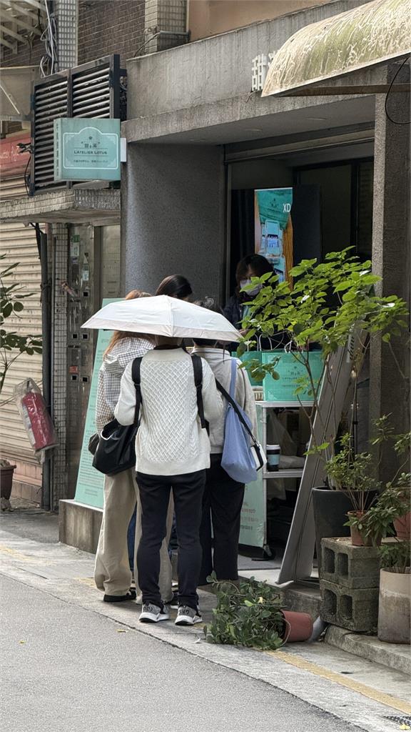 部落客酸牛軋餅名店「挺大罷免」生意雪崩!老闆怒PO「現場排隊照」秒打臉