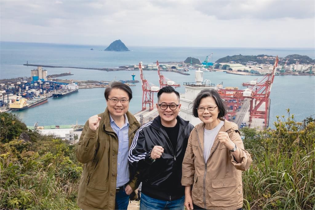 基隆爬山「隔壁香客大姐」竟是蔡英文!私下太炸裂「開飆2戰友」網笑:太愛了